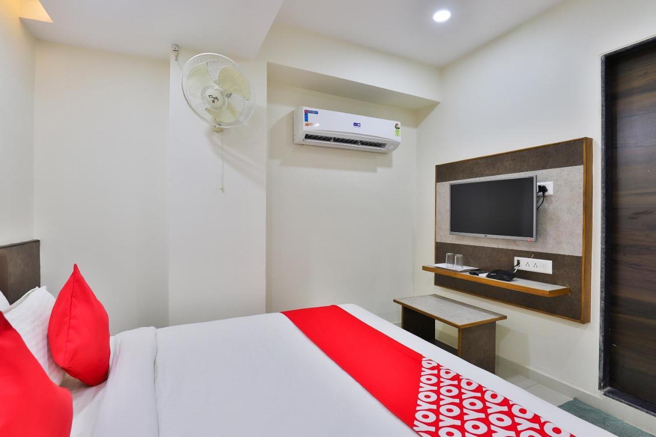 Oyo 25009 Hotel Crystal 阿穆达巴 外观 照片