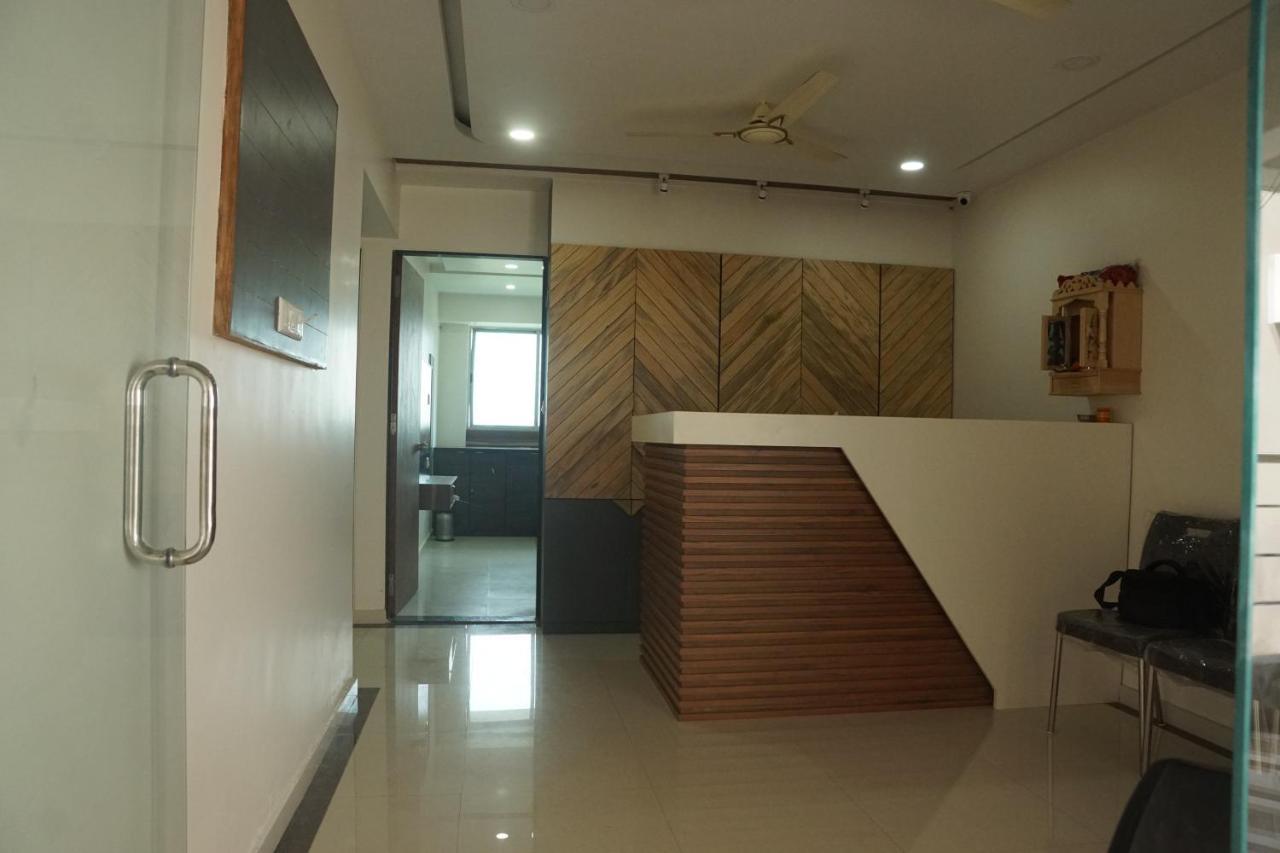 Oyo 25009 Hotel Crystal 阿穆达巴 外观 照片