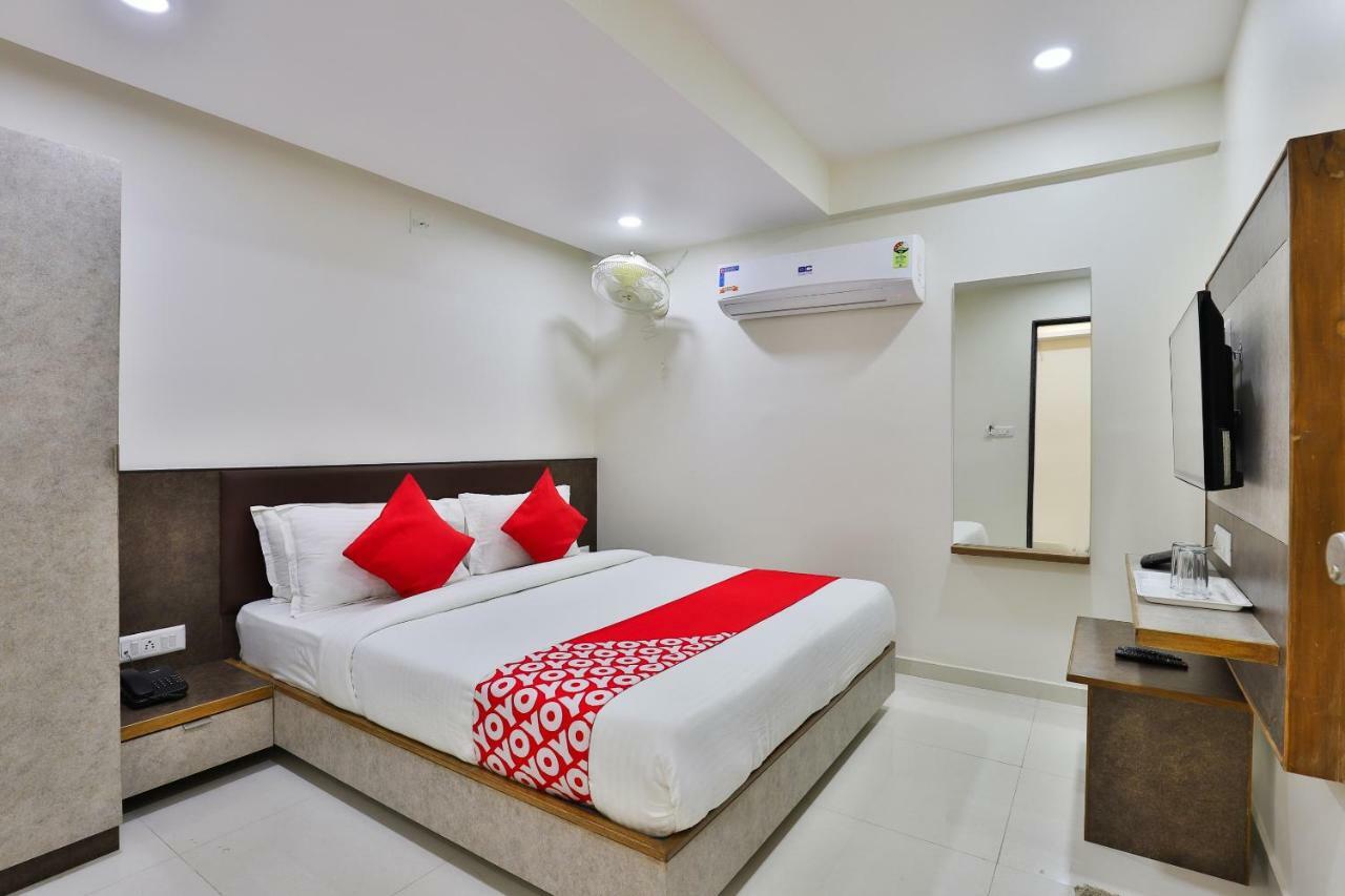 Oyo 25009 Hotel Crystal 阿穆达巴 外观 照片