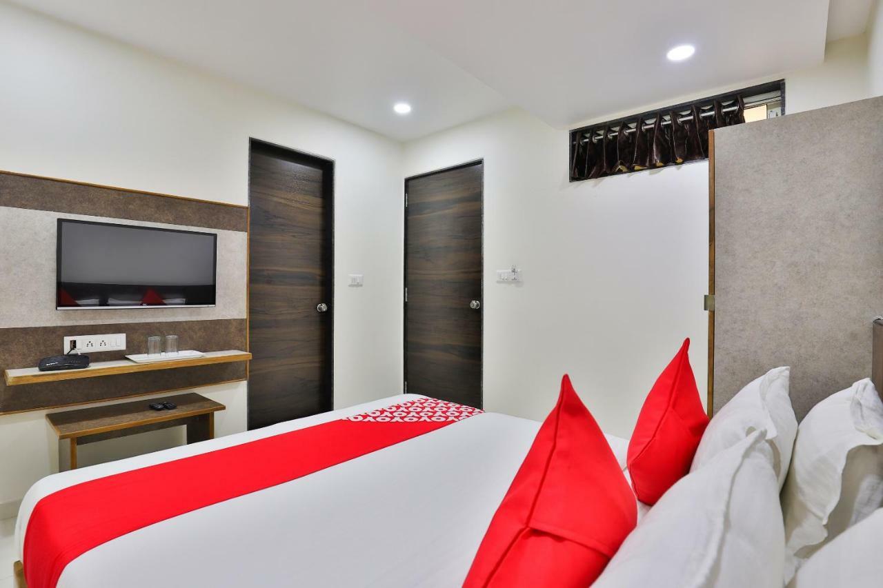 Oyo 25009 Hotel Crystal 阿穆达巴 外观 照片