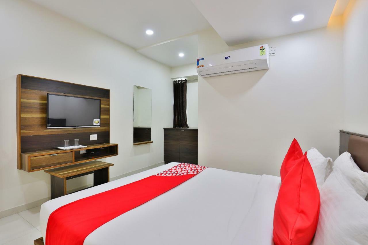 Oyo 25009 Hotel Crystal 阿穆达巴 外观 照片
