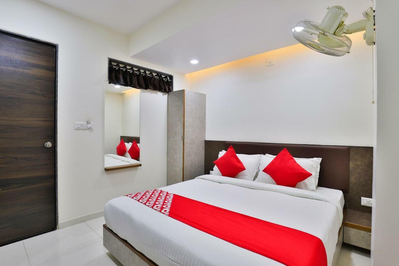 Oyo 25009 Hotel Crystal 阿穆达巴 外观 照片