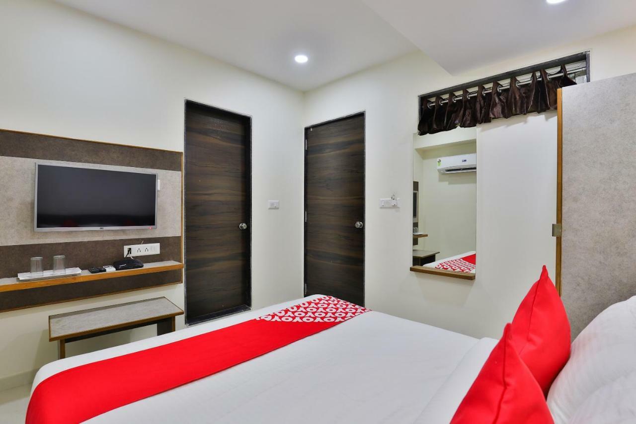 Oyo 25009 Hotel Crystal 阿穆达巴 外观 照片
