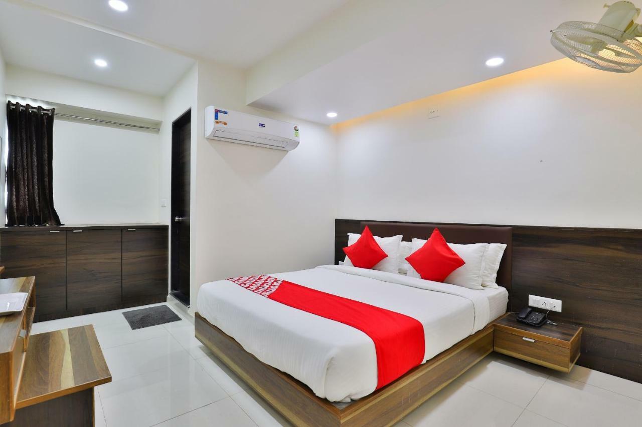 Oyo 25009 Hotel Crystal 阿穆达巴 外观 照片