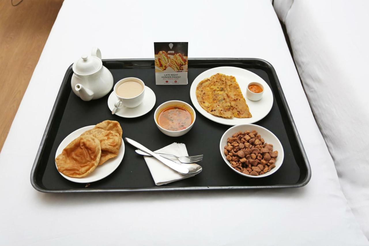 Oyo 25009 Hotel Crystal 阿穆达巴 外观 照片